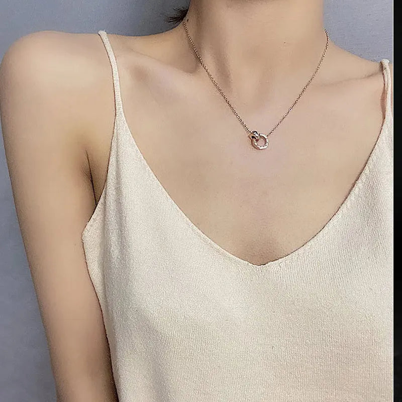 CYNTHIA™ – Collier à breloque en chiffres romains