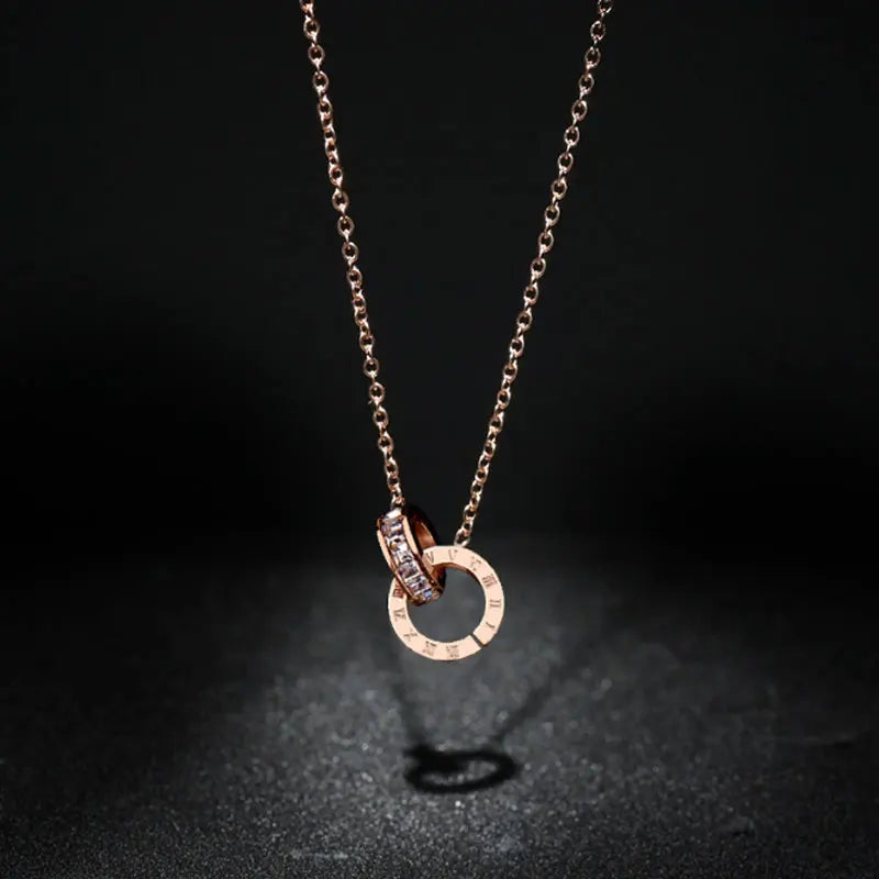 CYNTHIA™ – Collier à breloque en chiffres romains