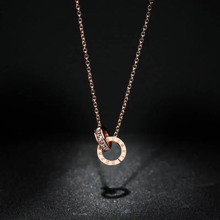 CYNTHIA™ – Collier à breloque en chiffres romains
