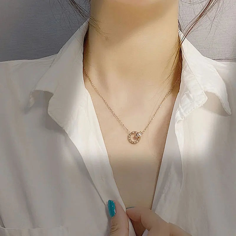 CYNTHIA™ – Collier à breloque en chiffres romains