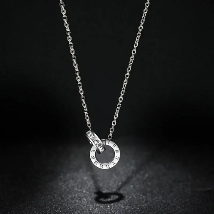 CYNTHIA™ – Collier à breloque en chiffres romains