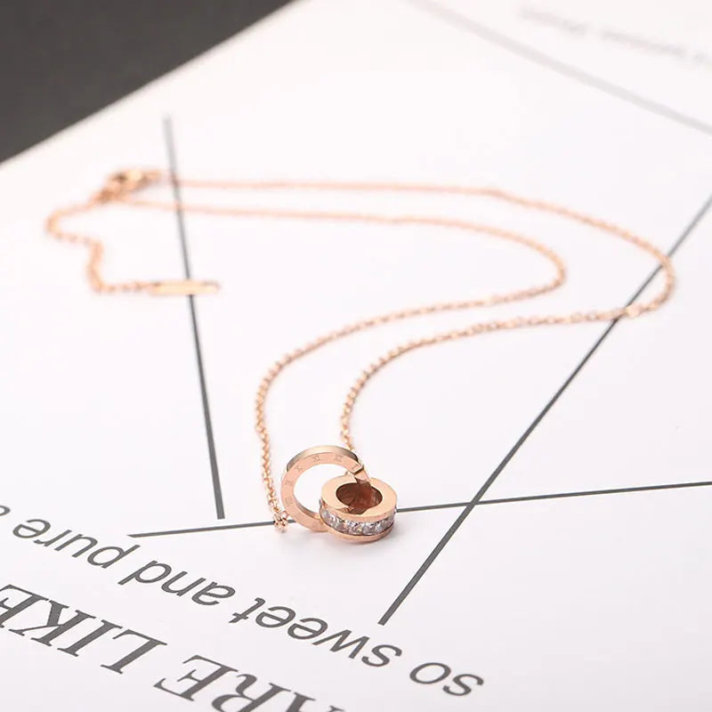 CYNTHIA™ – Collier à breloque en chiffres romains