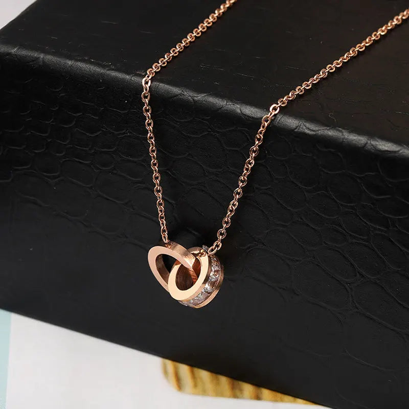 CYNTHIA™ – Collier à breloque en chiffres romains