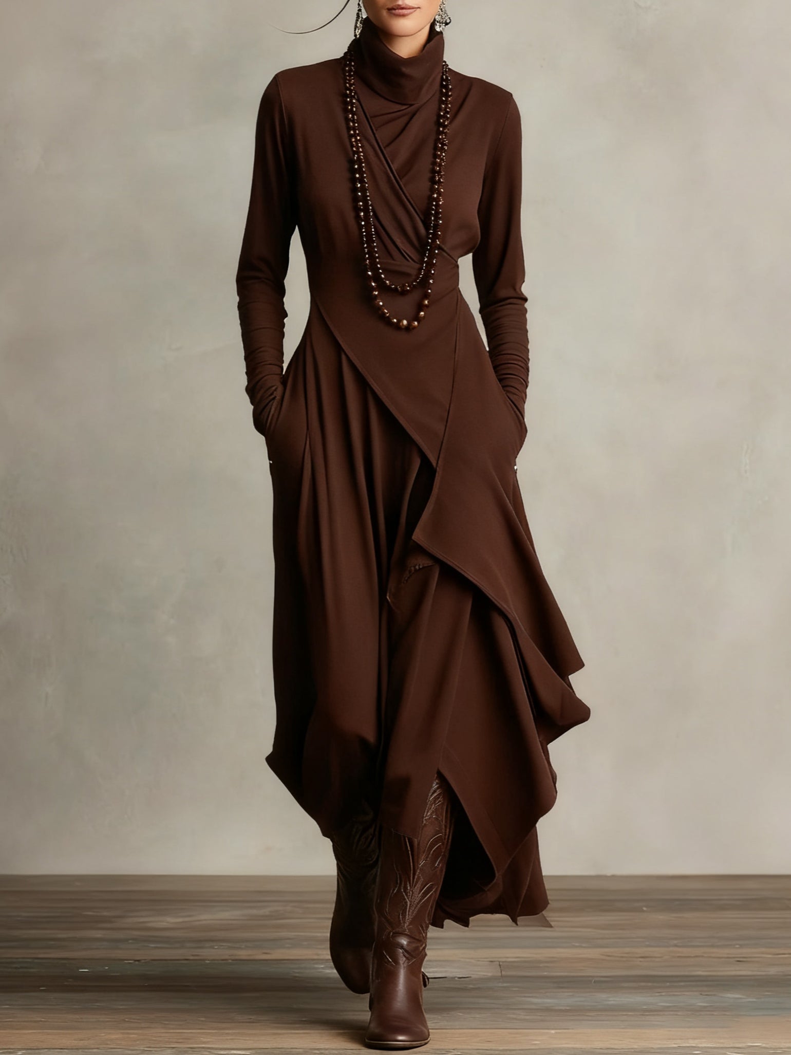 Longue robe élégante à col roulé et drapés