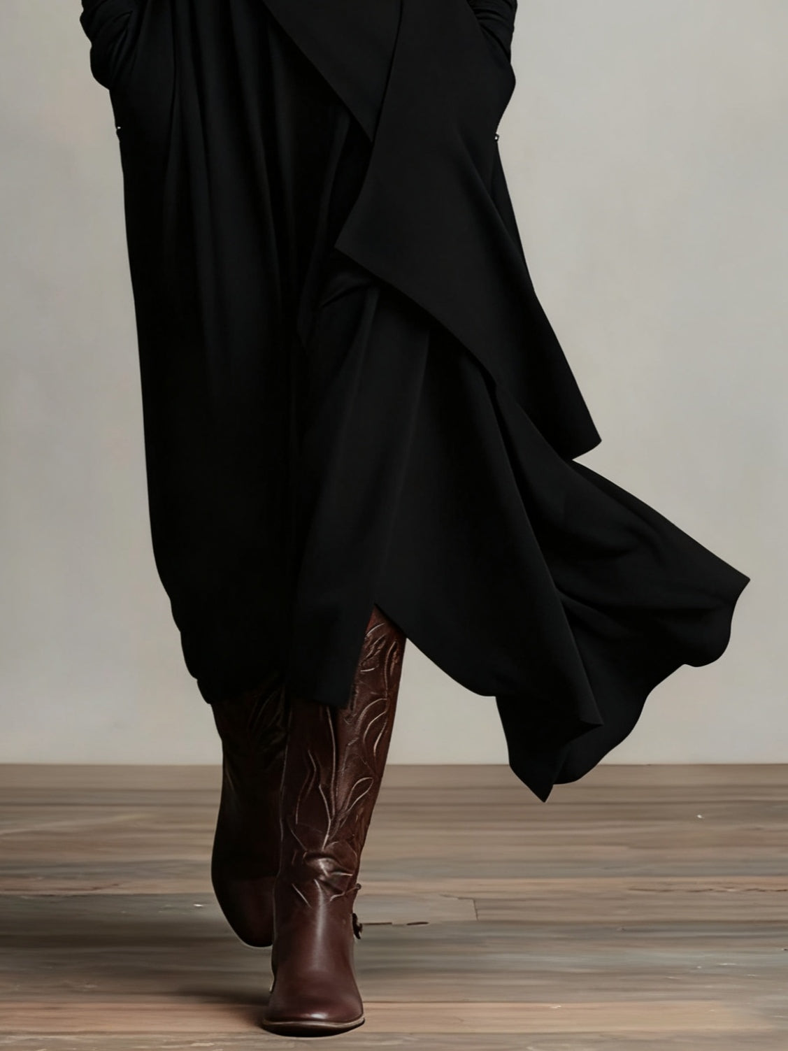 Longue robe élégante à col roulé et drapés