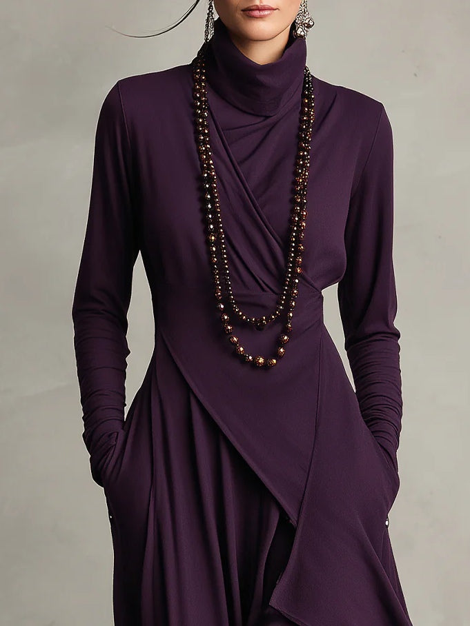 Longue robe élégante à col roulé et drapés